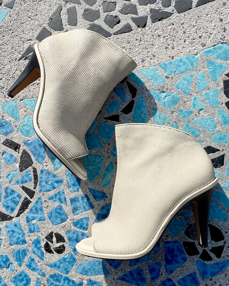 Vince Camuto Finndayas Peep-Toe Bootie Swan ID-KWLO4045